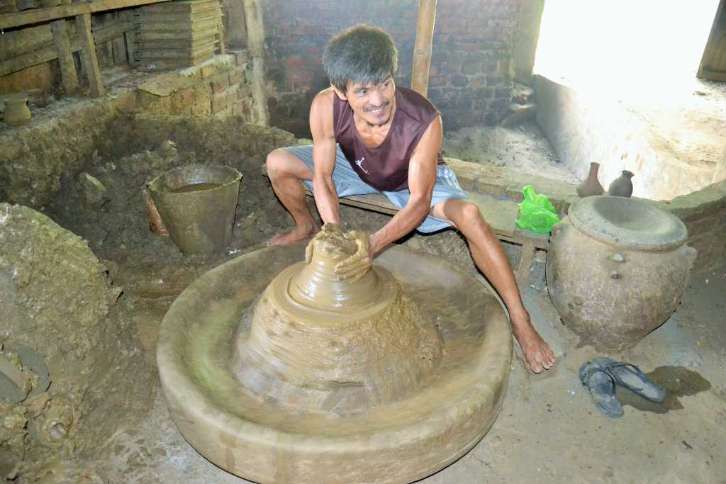 Vigan pottery and jar making